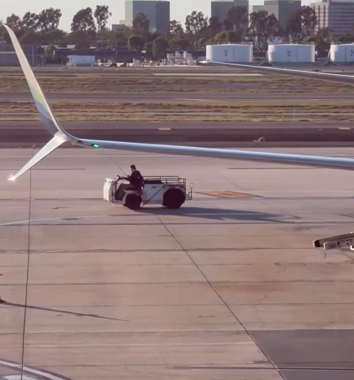 Passageiro rouba veículo de reboque, dirige pela pista, bate e interrompe operação de aeroporto na Califórnia; veja vídeo - Foto