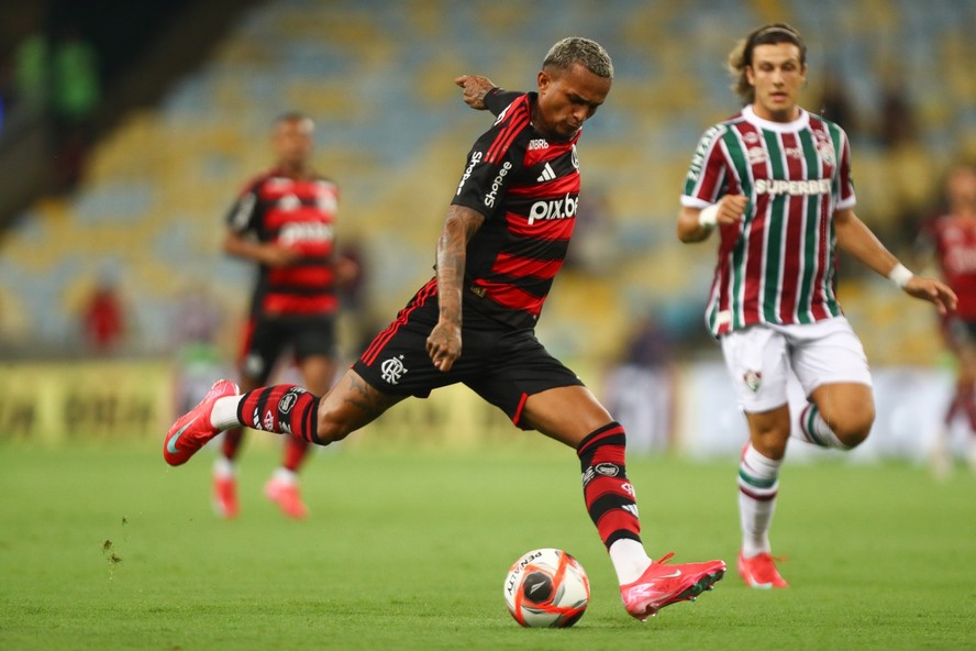 Wesley finaliza para abrir o placar no jogo de ida da final do Carioca