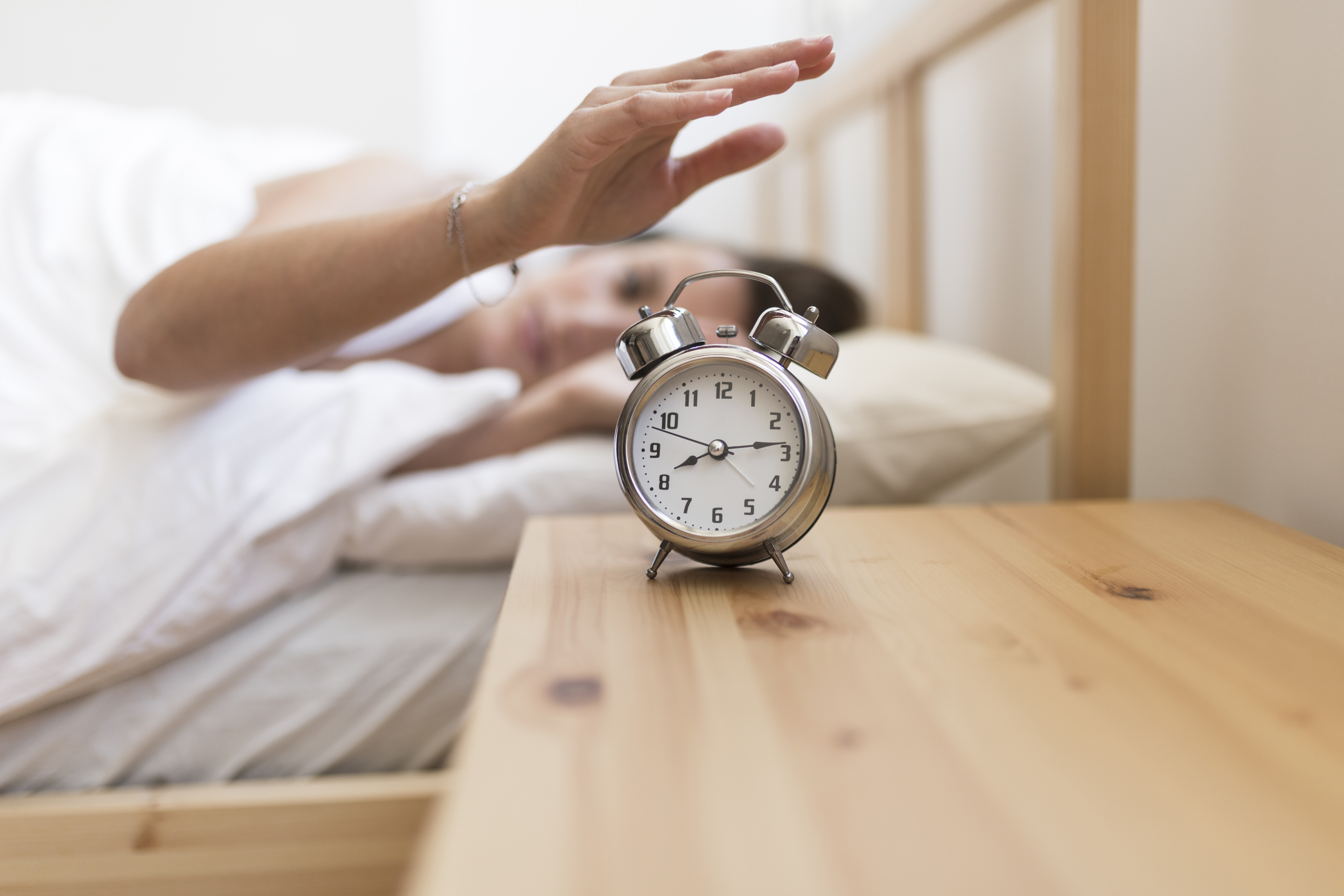 Inércia do sono: médico explica por que acordar e ficar na cama não é preguiça