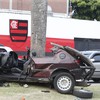 O Peugeot ficou completamente destruído após bater contra a palmeira - Fabiano Rocha/Agência O Globo