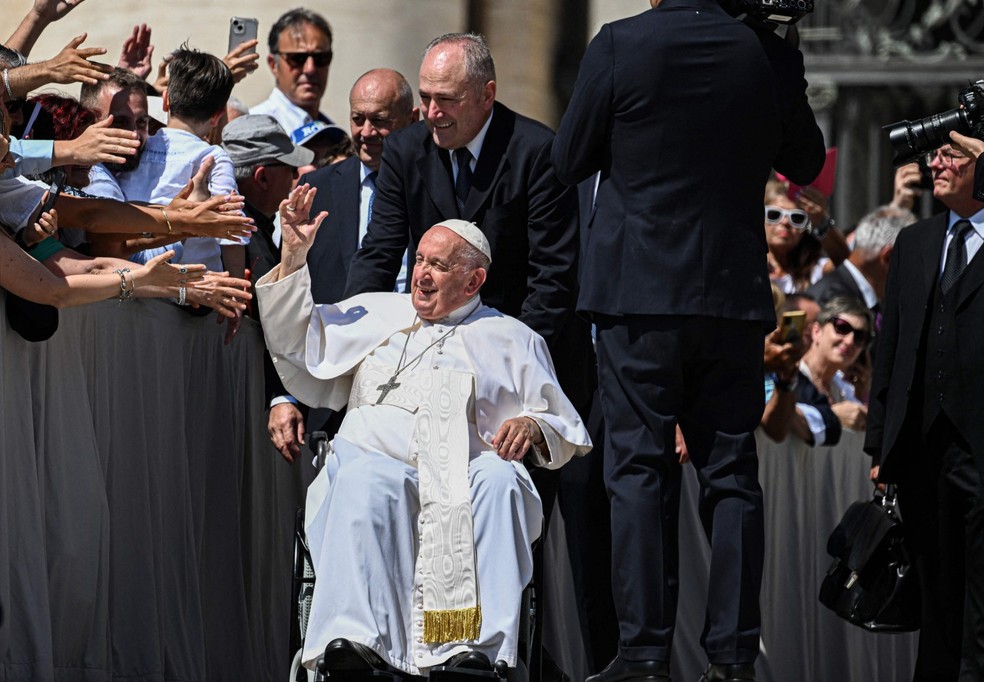 Papa Francisco acena para fiéis após audiência no Vaticano, horas antes de cirurgia — Foto: Andreas Solaro/AFP