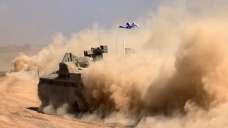 Tanques Namer 1500, de Israel, chegam à fronteira com Gaza — Foto: AFP