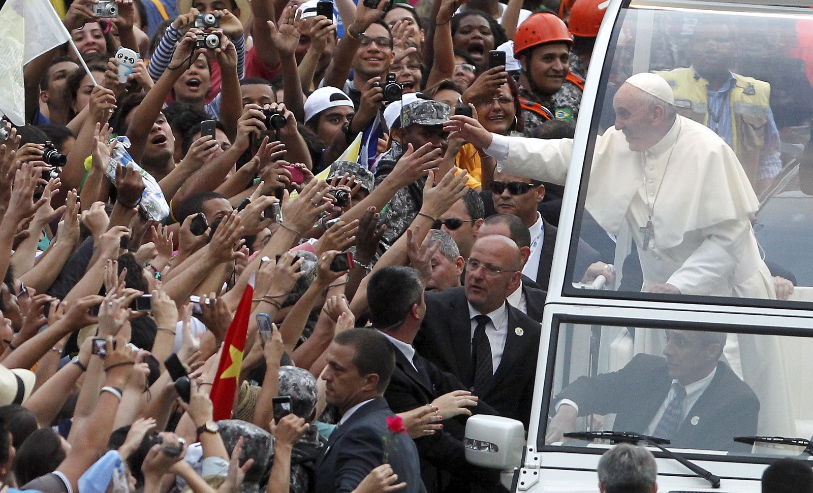 O Papa Francisco em visita ao Rio, em 2013 — Foto: Bruno Gonzalez / Agência O Globo