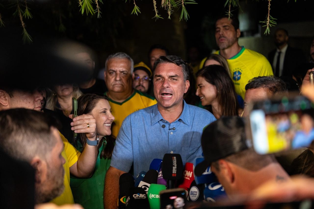 Flávio Bolsonaro diz após ir ao segundo turno à frente de Lula que Brasil quer 'mudança' e critica 'interferências' do STF