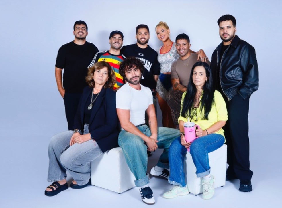 Sentados da esquerda para a direita:  Silvia Colmenero, Nikolas Miguel (de branco); cabelo e Maquiagem:  Mercia Sodré (Amarelo); assessora pessoal da Virginia. Em pé da esquerda para a direita:  Lucas Colmenero; João Ribeiro, estilista; Ygor Marques, fotógrafo; Rodolpho Rodrigo, stylist; Wilker da Silva, videomake — Foto: Divulgação