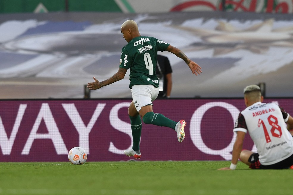Andreas Pereira perde a bola e deixa Deyverson livre para marcar o gol do título do Palmeiras em 2021 — Foto: Pablo Porciuncula/AFP