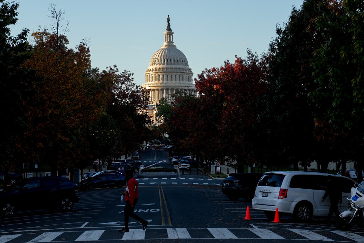 Decisão de democratas centristas de aprovar acordo para fim de 'shutdown' divide partido