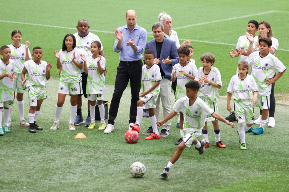 Daniel Pierre, de 10 anos, marca pênalti ao jogar com príncipe William no Maracanã — Foto: Guito Moreto/ O GLOBO