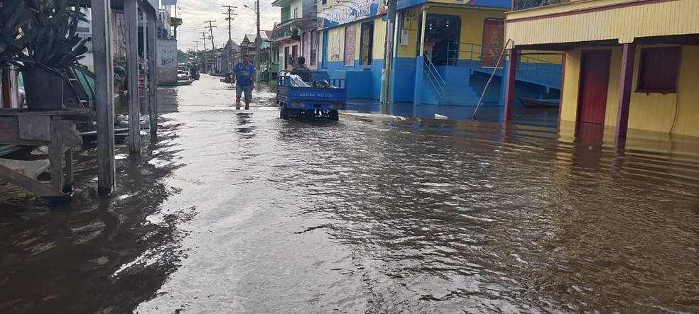 Rua tomada pela água em Anamã: cidade foi uma das mais impactadas — Foto: Divulgação