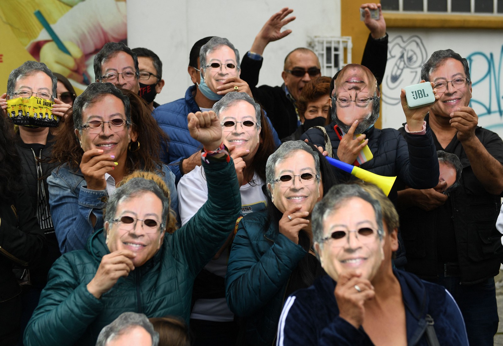Apoiadores do candidato de esquerda Gustavo Petro usam máscaras que o retratam, em Bogotá — Foto: Daniel MUNOZ / AFP