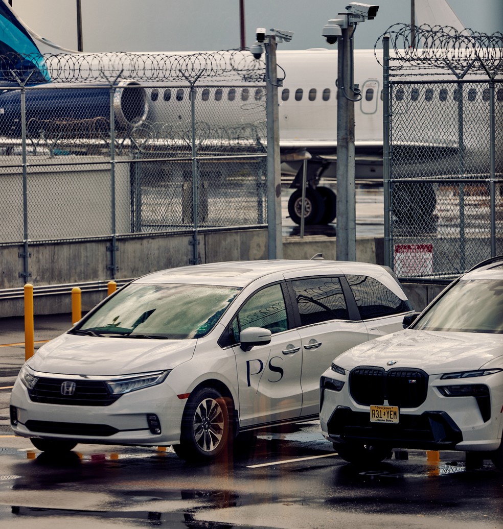 Veículos BMW para transportar membros no terminal privado PS do Aeroporto Internacional de Miami (MIA), em Miami — Foto: Alfonso Duran/Bloomberg