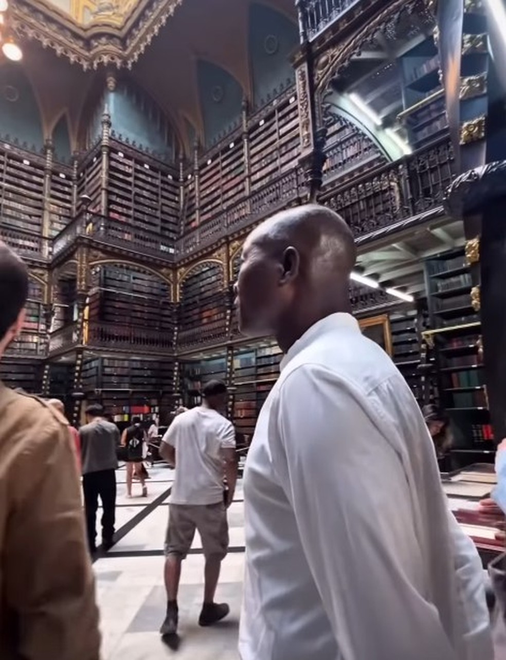 Kéré em visita ao Real Gabinete Português de Leitura — Foto: Reprodução/Redes Sociais