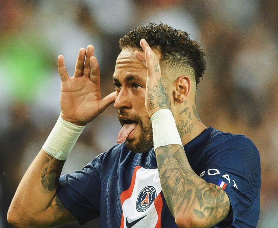 Neymar tem comemorado seus gols com uma careta