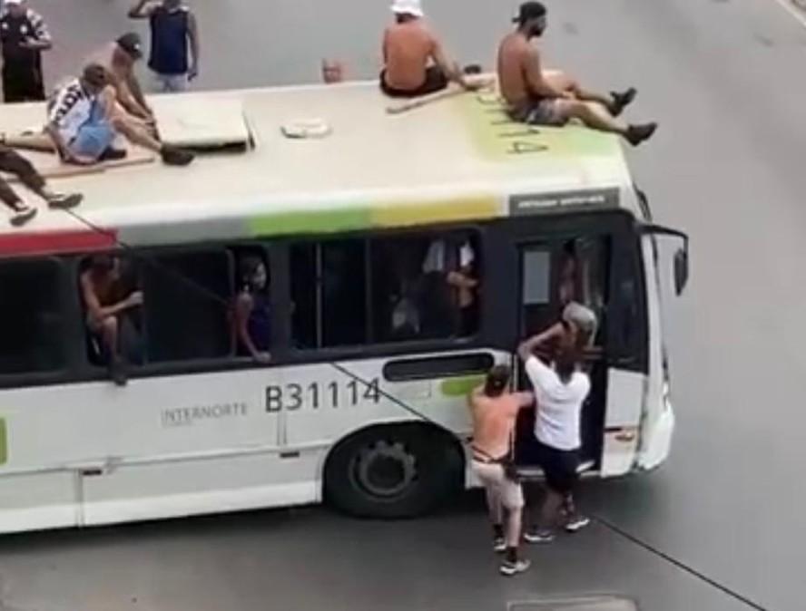 Torcedores vandalizam mais de 100 ônibus em dia de Flamengo x Vasco