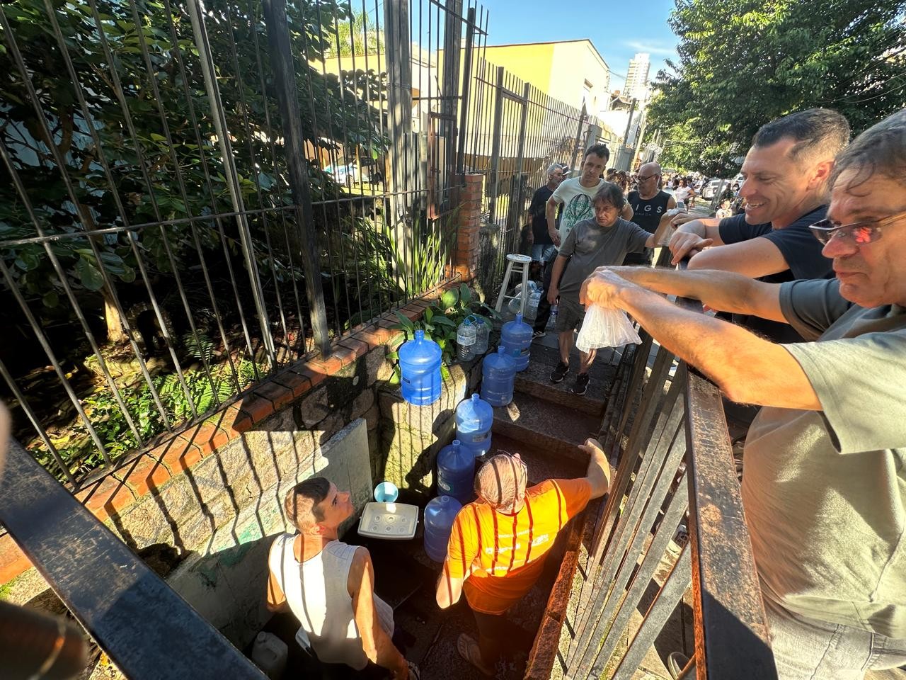 Moradores de Porto Alegre vivem escassez de água potável — Foto: Fernanda Canofre