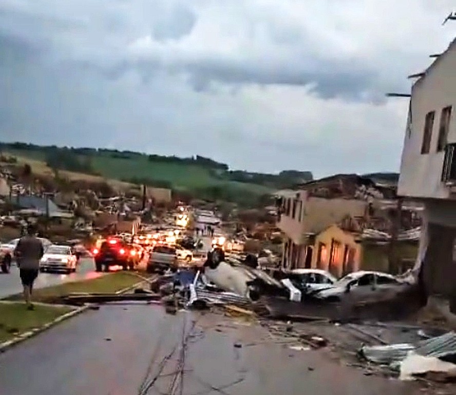 Cidade destruída por tornado no interior do Paraná