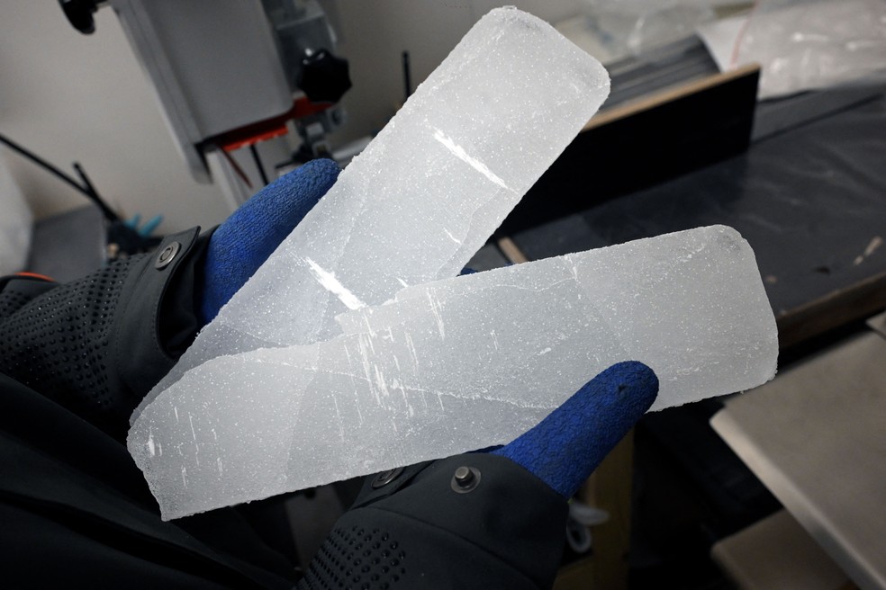 Amostras de gelo azul nas m&atilde;os de cientista belga &mdash; Foto: NICOLAS TUCAT / AFP