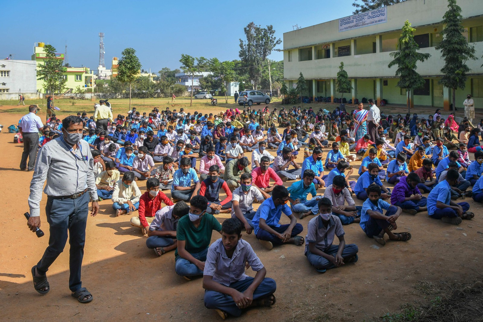 Estudantes entre 15 e 18 anos esperam para serem vacinados com uma dose da vacina Covaxin contra a Covid-19 durante uma campanha de vacinação em uma escola em Bangalore, na ÍndiaAFP — Foto: AFP/AFP