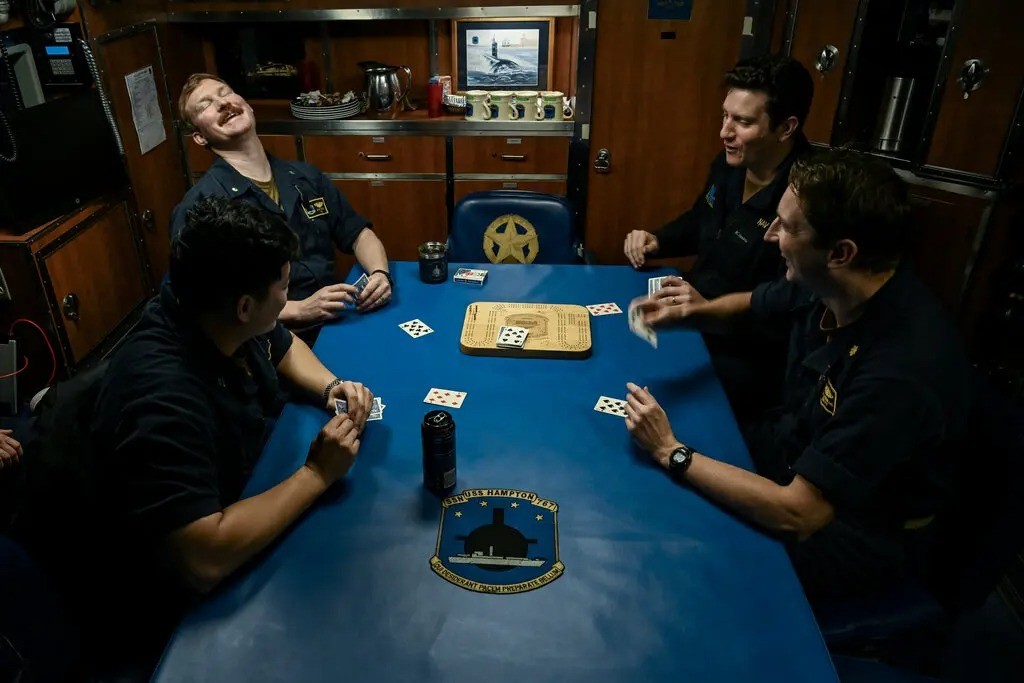 Officers play cribbage in Hampton's Wardroom to kill time — Photo: NYT/Kenny Holston
