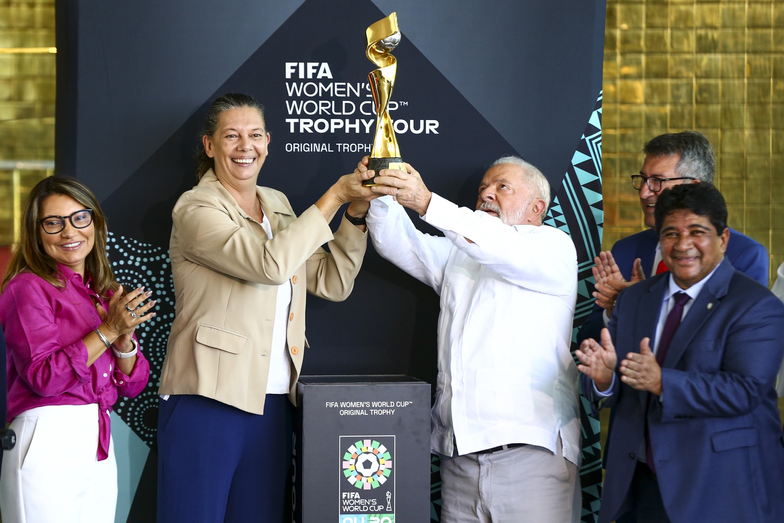Lula e e a ministra do Esporte, Ana Moser, durante apresentação da Taça da Copa do Mundo de Futebol Feminino — Foto: Marcelo Camargo/Agência Brasil