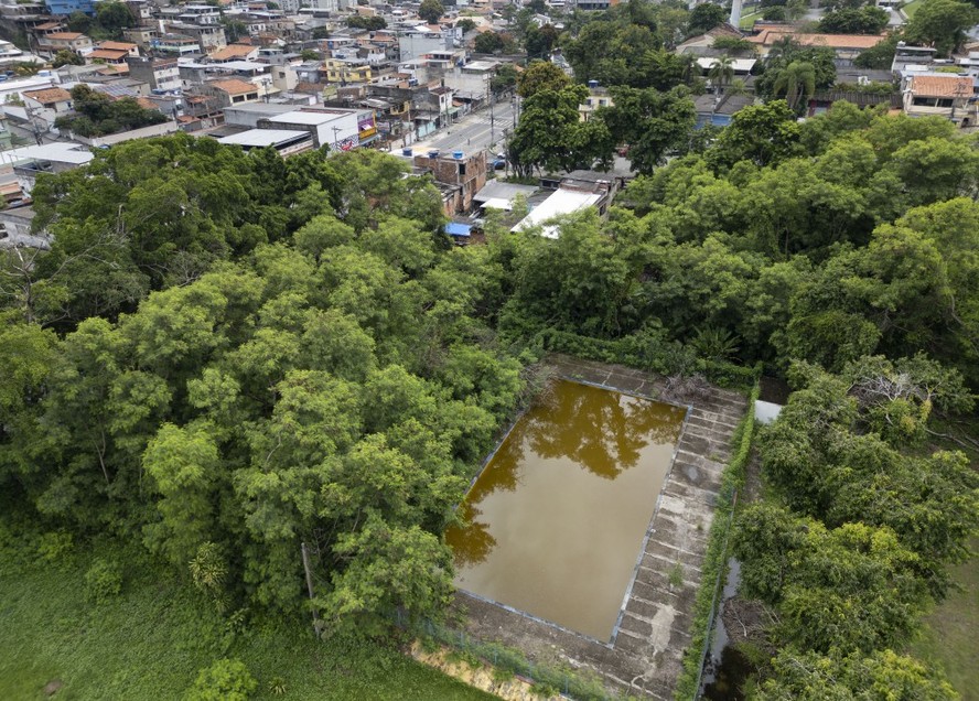 Possíveis focos de dengue. Na foto, Ciep Jornalista Wladmir Herzog, na rua  Francisco Portela, Paraíso, São Gonçalo: no local há uma piscina abandonada