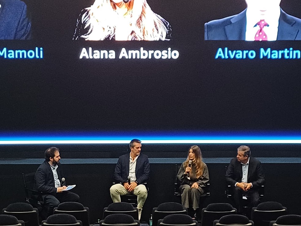 Gustavo Coelho (esq.) em evento do Prime, entrevista talentos internacionais, como Alana Ambrósio (com o microfone) — Foto: Vitor Seta