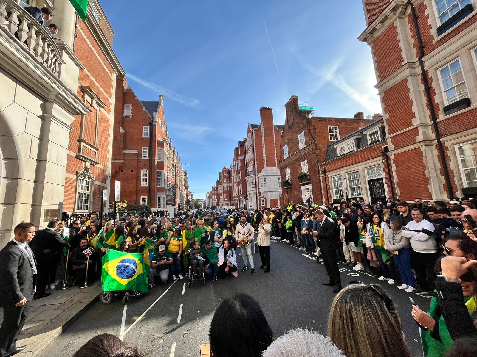 Apoiadores aguardam chegada de Bolsonaro em embaixada brasileira em Londres