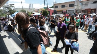 Alunos chegam para o primeiro dia de prova na Chácara Santo Antônio, UNIP, em São Paulo — Foto: Maria Isabel Oliveira / Agência O GLOBO.