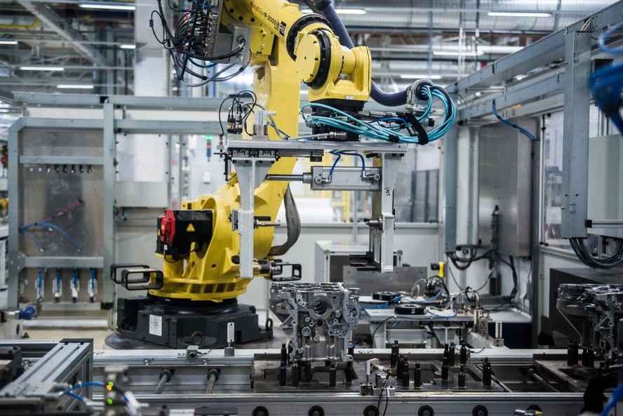 Linha de montagem automatizada em fábrica de automóveis na Hungria