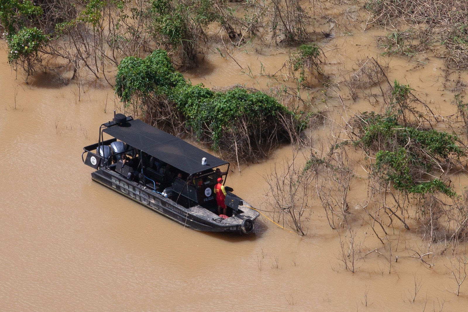 Bote de patrulha de equipe que procura Dom Phillips e Bruno Pereira no Rio Itaquari, em Atalaia do Norte — Foto: JOÃO LAET / AFP