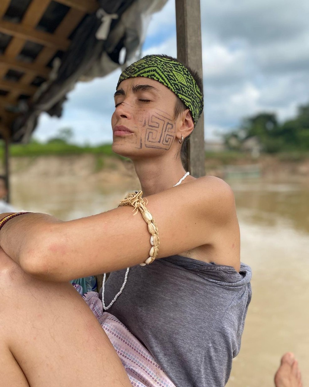 Maria Casadevall surgiu em retiro espiritual na Amazônia — Foto: Reprodução Instagram