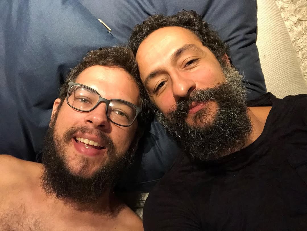 On air on Guerreiros do sol, Erandir Santos (right) is married to Roberto Efrem Filho. They have been together for 17 years – Image: Reproduction/Instagram