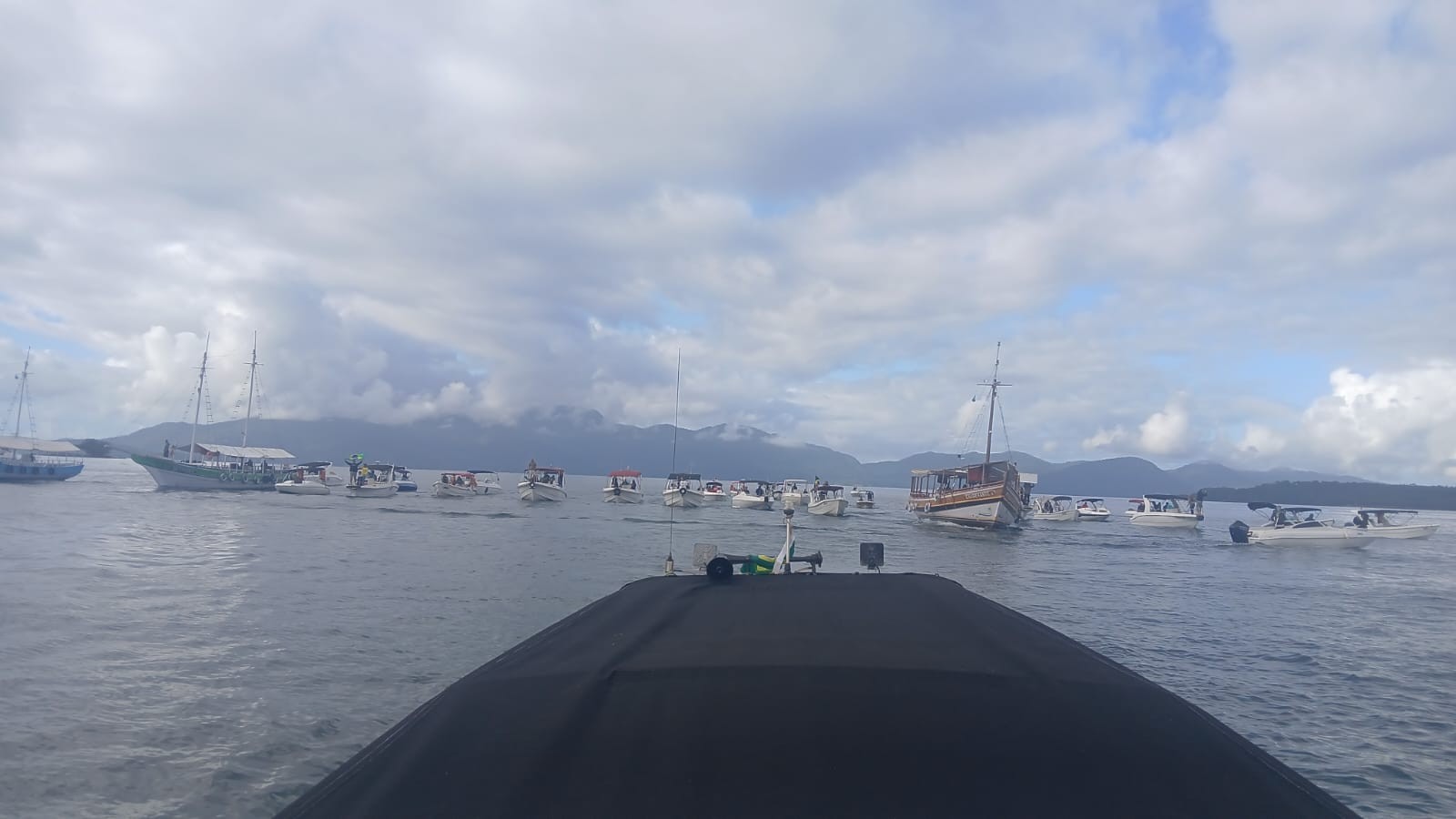 Taxa de turismo em Angra dos Reis: barqueata marca quinto dia de protestos na Ilha Grande