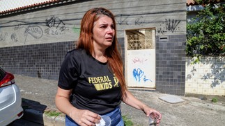 Na foto, Tais Oliveira segura as cápsulas que encontrou no local onde o irmão foi morto — Foto: Fabiano Rocha / Agência O Globo