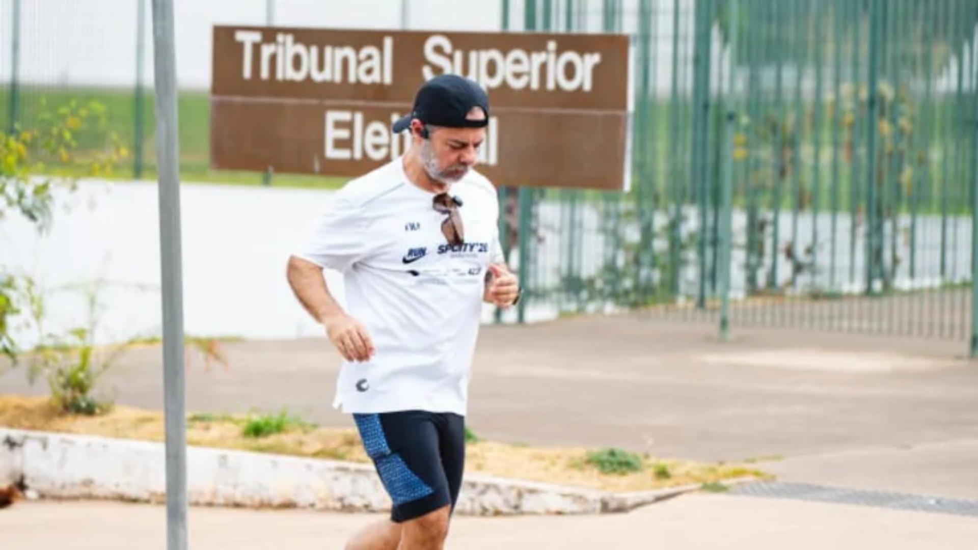 Wilson Grassi cumpre promessa, corre 42 km ao redor do TSE e tem campanha liberada por Toffoli - Foto