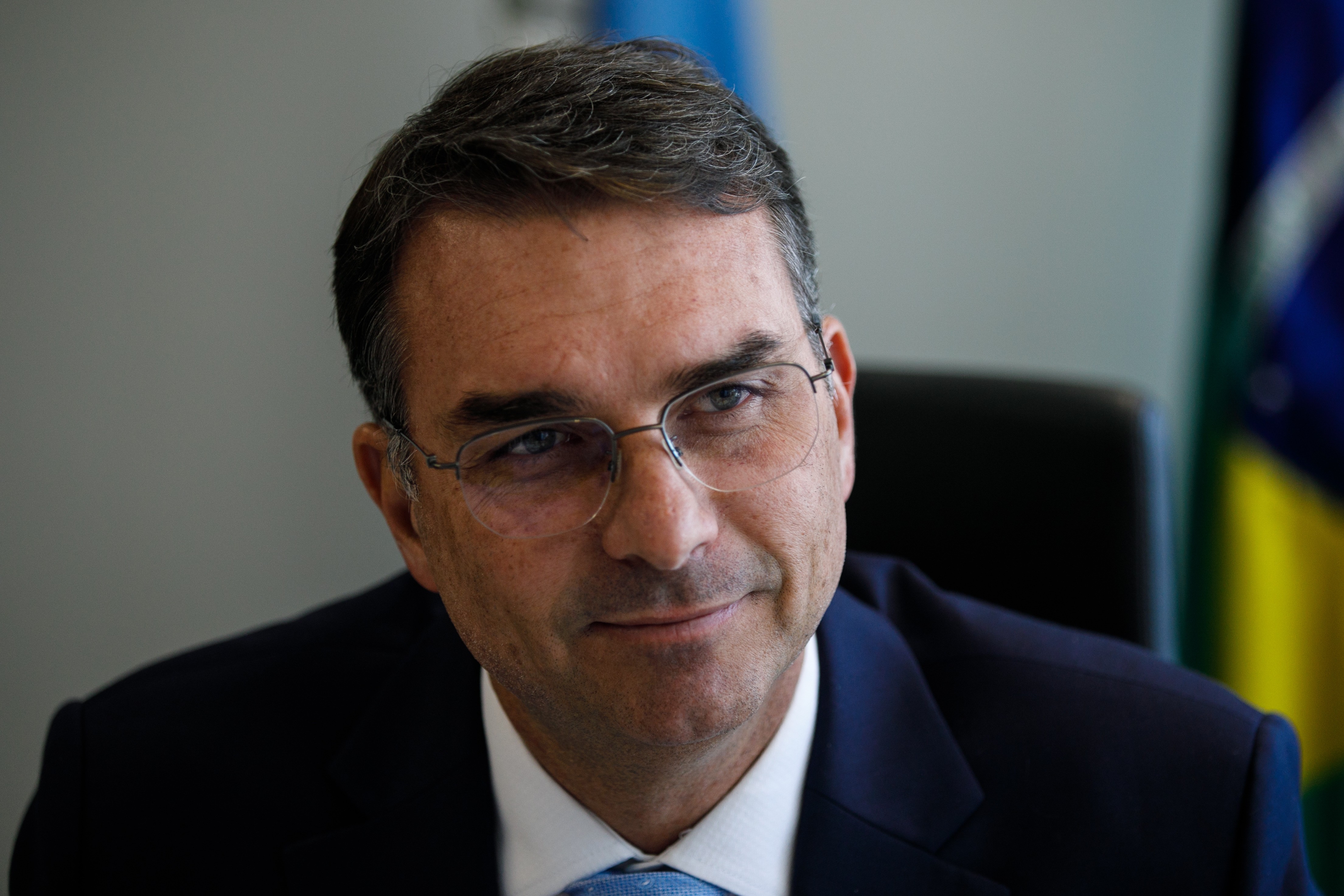 Flávio Bolsonaro diz que mãe e avós foram feitos de reféns em casa durante assalto em Resende, no Rio