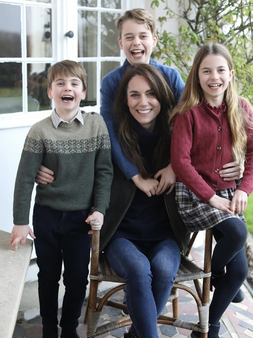 Kate Middleton entre os três filhos — Foto: Reprodução