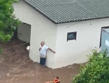 Idoso fica ilhado fora de casa no sul de Santa Catarina e é resgatado por helicóptero