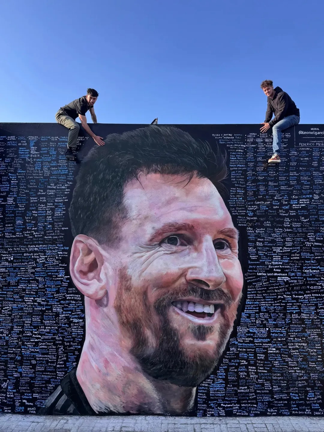'Fiquei paralisado': autor de mural dedicado a Messi comenta reação ao receber vídeo do craque argentino