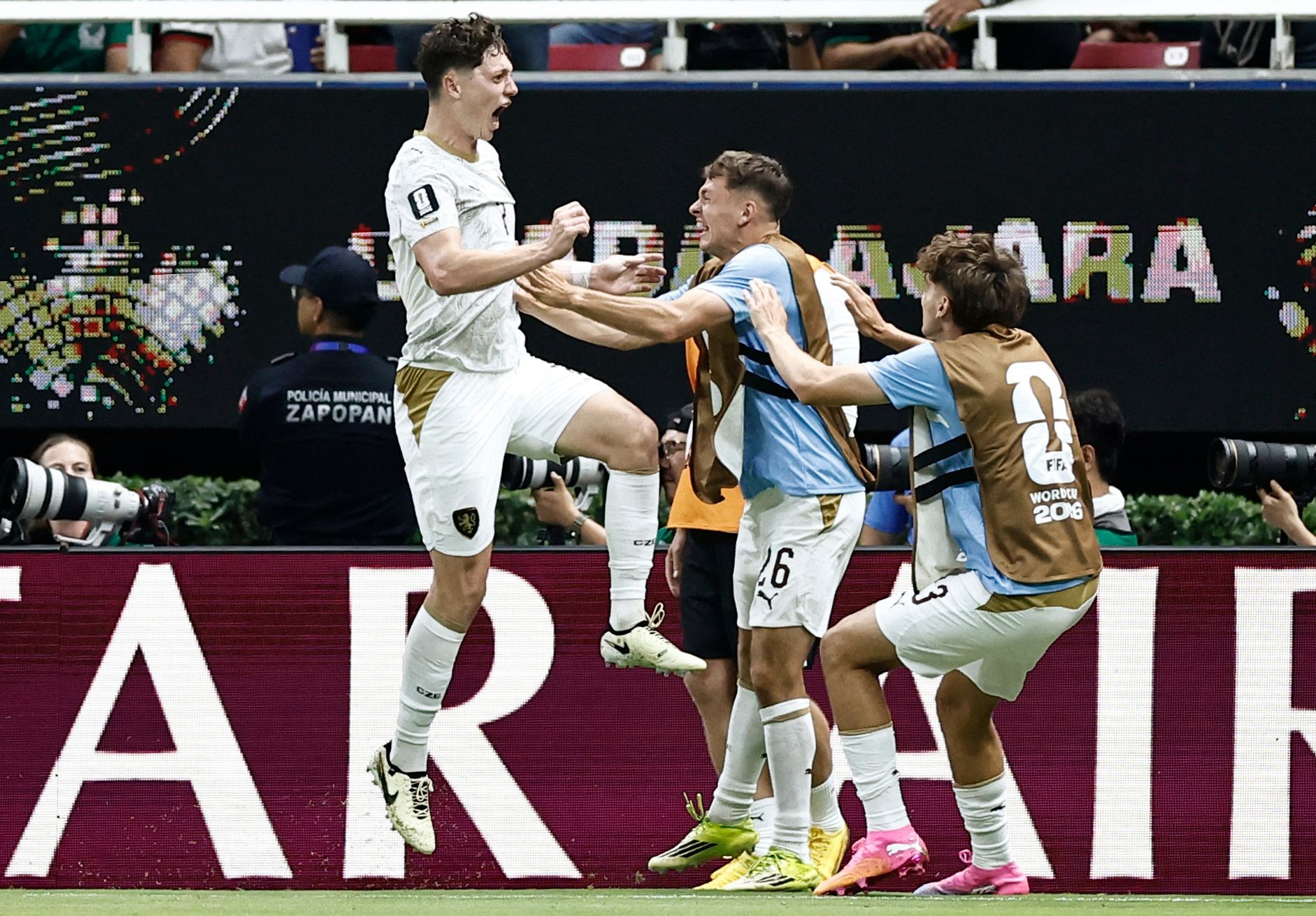 Gol de 'latereio'? Entenda o termo que explica lance que abr