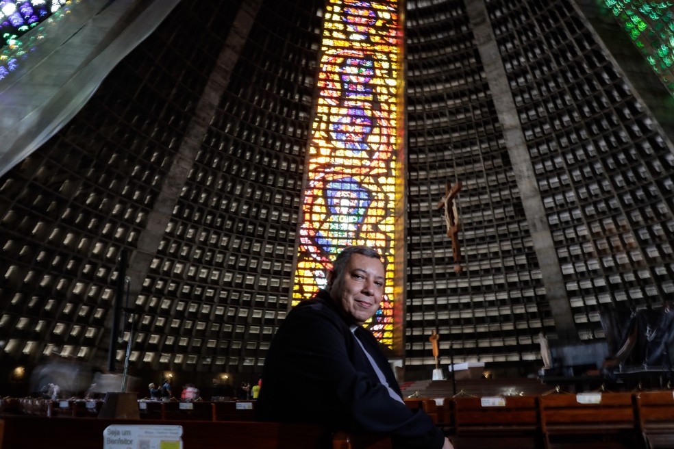 Padre Cláudio dos Santos, pároco da Catedral Metropolitana de São Sebastião do Rio de Janeiro — Foto: Divulgação/Emop-RJ