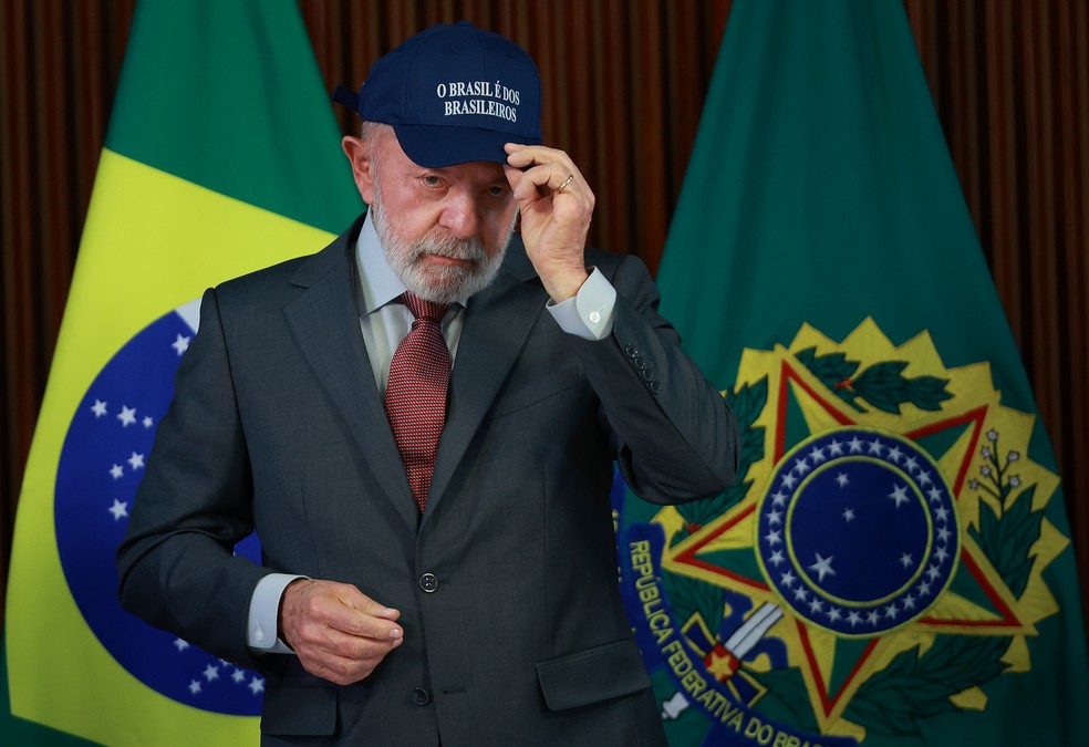 Presidente Lula com boné com os dizeres "O Brasil é dos brasileiros", durante reunião ministerial no Palácio do Planalto — Foto: Cristiano Mariz / Agência O Globo