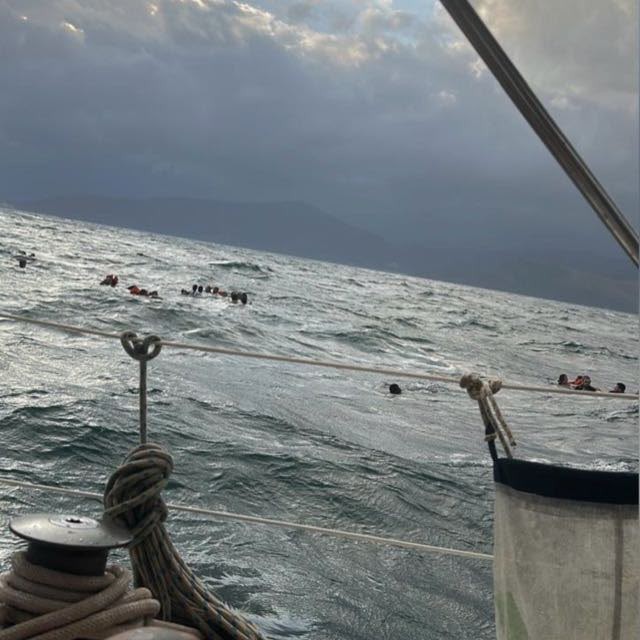 Barco vira no trajeto para Ilha Grande e turistas estrangeiros ficam agarrados aos destroços à espera de resgate - QTU Questões do Universo