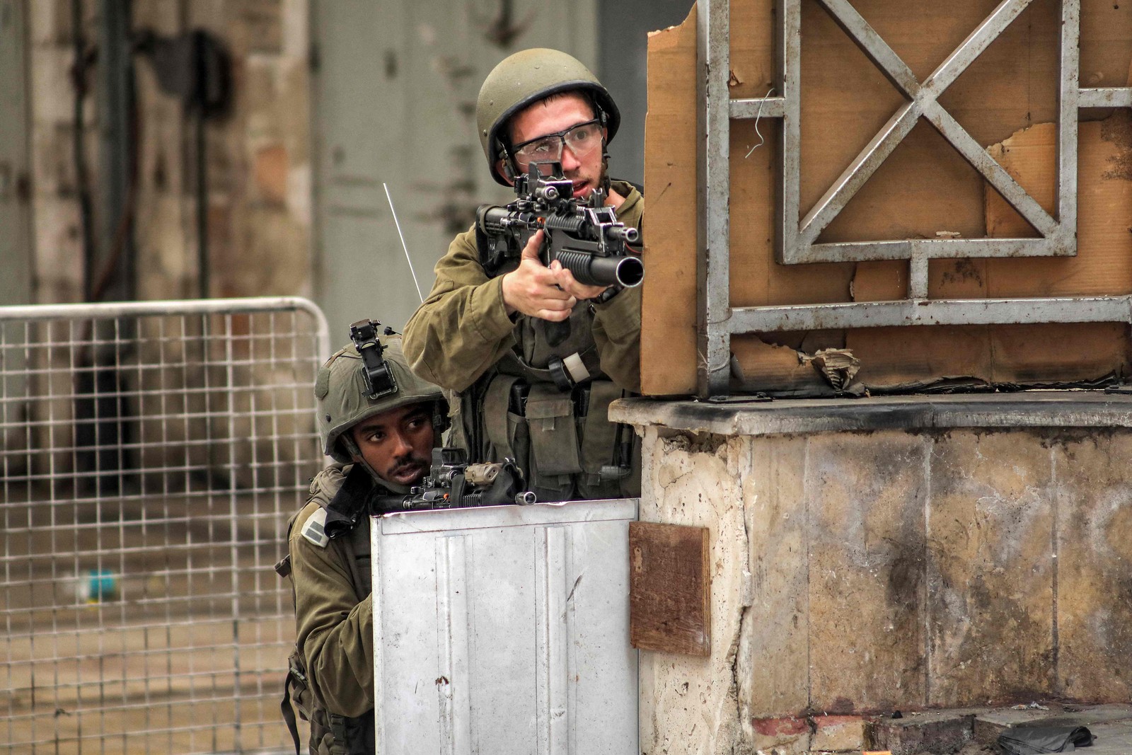 Soldados israelenses atacam alvos durante confrontos no centro de Hebron, na Cisjordânia, em 4 de julho de 2023 — Foto: MOSAB SHAWER / AFP