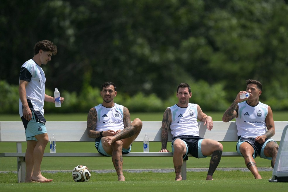 Da esquerda para a direita, o atacante argentino Julián Álvarez (nº 9), o meio-campista argentino Leandro Paredes (nº 5), o atacante argentino Lionel Messi (nº 10) e o meio-campista argentino Enzo Fernández (nº 24) participam de um treino no Atlanta United Training Centre, em Marietta, Geórgia, em 16 de julho de 2026, antes da final da Copa do Mundo de 2026 entre Espanha e Argentina — Foto: JUAN MABROMATA / AFP