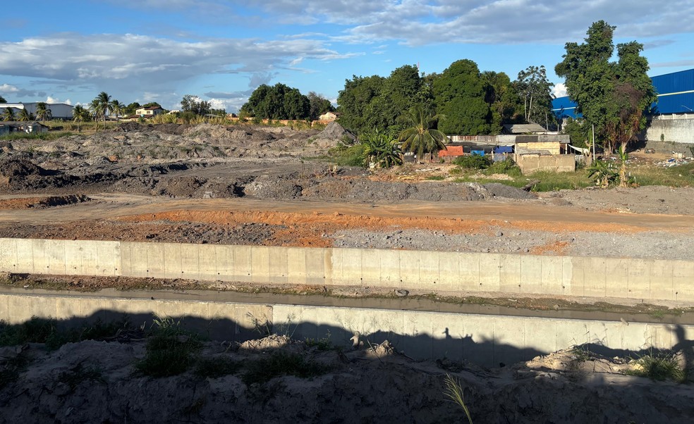 Cemitério na capital escondia dez corpos, a maioria de venezuelanos — Foto: Patrik Camporez
