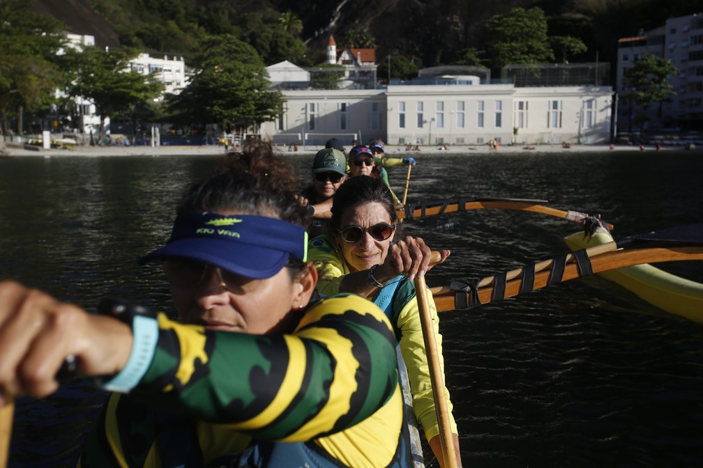 Grupo praticando canoa na Urca