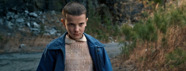 Millie Bobby Brown, a Eleven na primeira temporada de "Stranger things", adotou uma filha com o marido, Jake Bongiovi — Foto: Divulgação