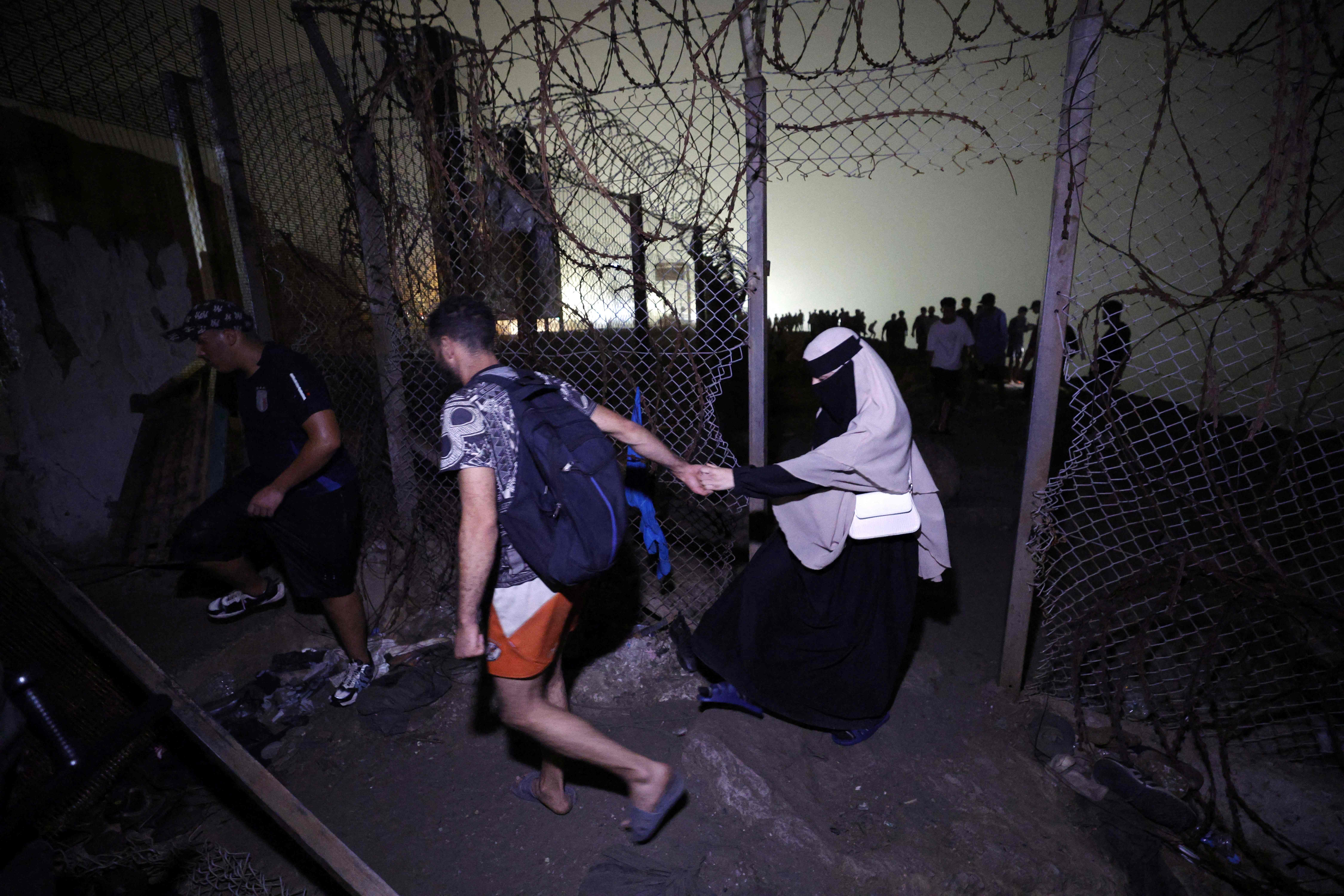 Milhares de migrantes deixam enclave espanhol no Norte da África enquanto a União Europeia reforça o controle de fronteira