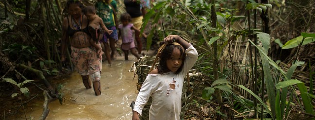 Índios Kanamari durante trabalho na aldeia Massapê, onde vivem cerca de 200 Kanamari, localizada no rio Itaquaí, na Terra Indígena Vale do Javari.  — Foto: Bruno Kelly / Amazônia Real